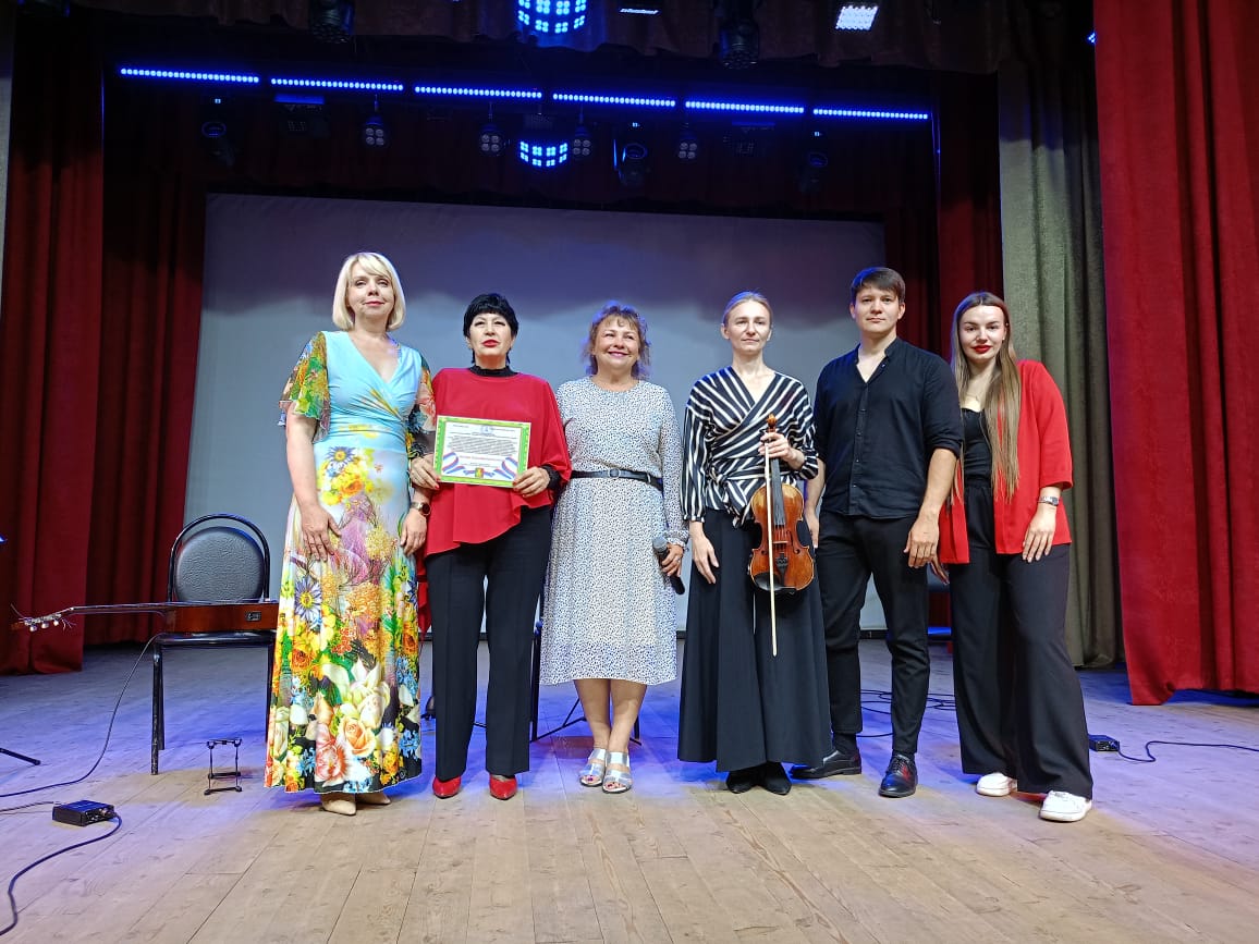 Творческий коллектив «Экспромт» выступил в Земетчино Творческий коллектив «Экспромт» выступил в Земетчино